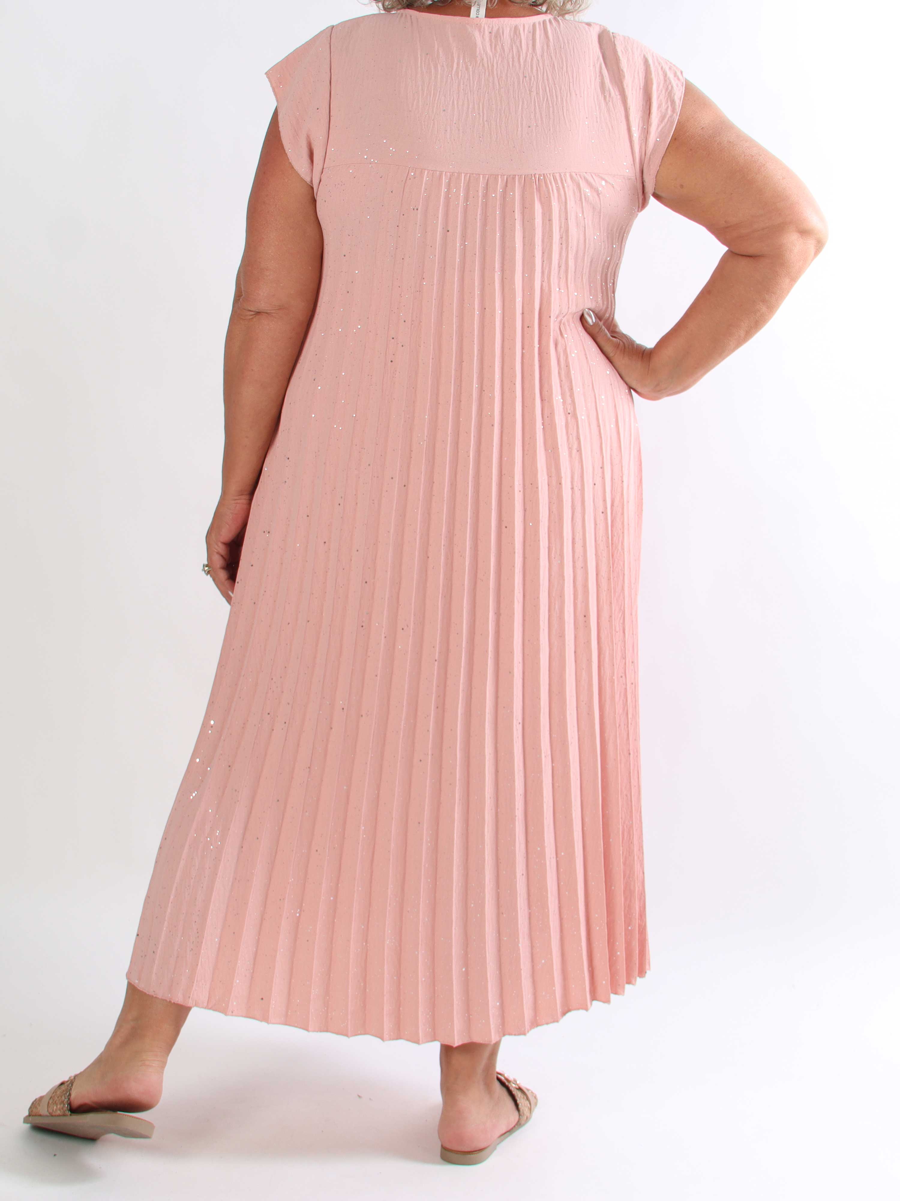 Nancy Glitter - Lang plus size kjole med plisseringer og lommer